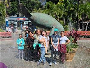 kids at the zoo 