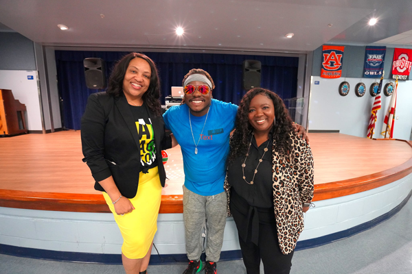 Educational Artist Corey Thornton performed a FSA Pep Rally at Maximo Elementary for the staff and students. 