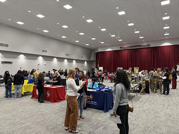Pinellas Gulf Coast Academy students and families met 27 community members, including the military, restaurants, service industries, county government, PSCB busing, PTC, aviation academy, and other post-secondary opportunities at the “Fall into Your Future” event. Each student engaged with the vend