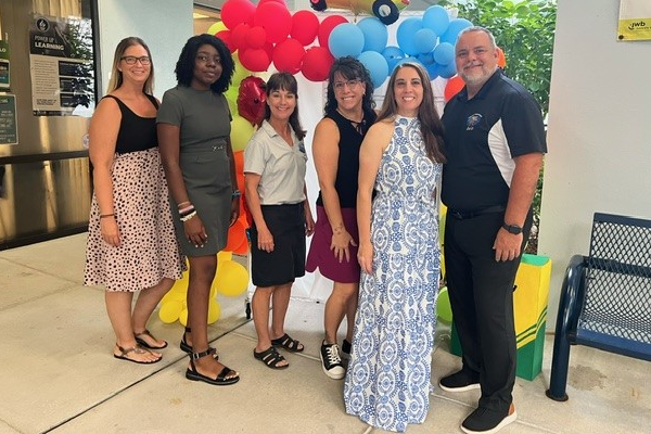 Oldsmar Elementary staff welcome scholars back on the 1st day!