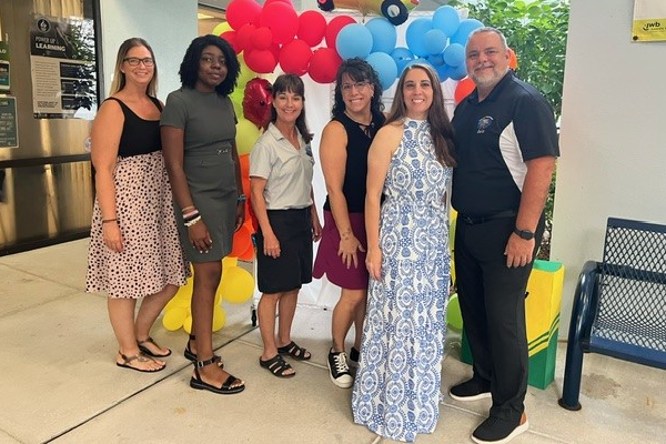 Oldsmar Elementary staff welcome scholars back on the 1st day! 